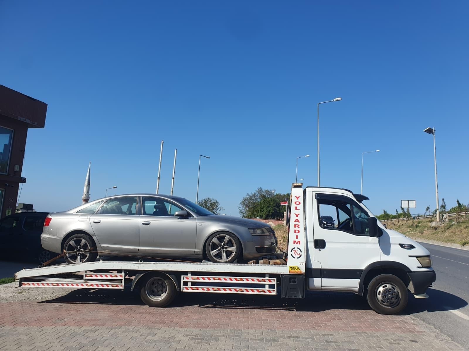 Sevimli Oto Cekici ile sedan arac tasima operasyonu